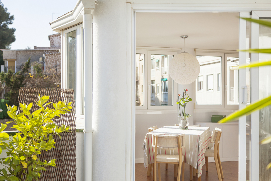 Detalle de salón, comedor desde terraza