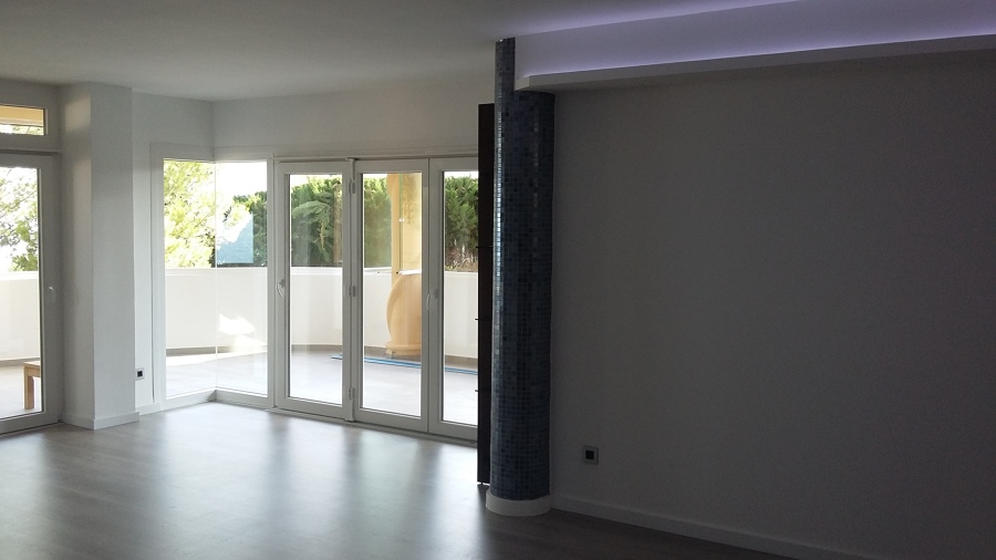 detalle de salón con carril de luz led