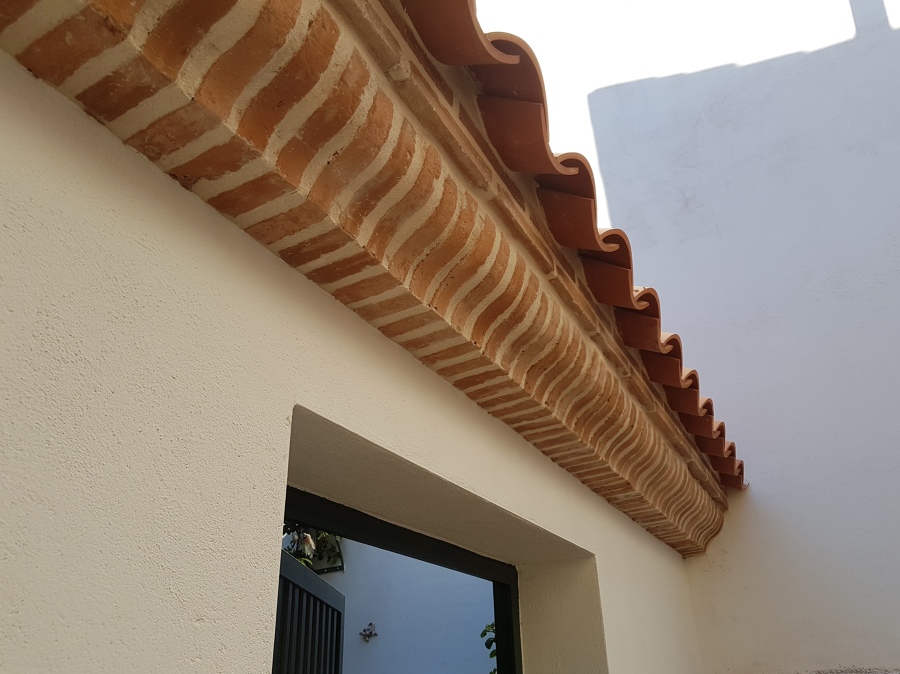 Detalle de sardinel con ladrillo manual pecho paloma