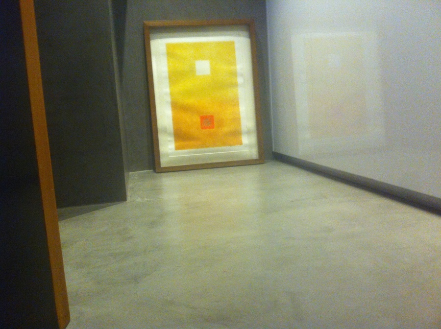 Detalle de suelo en baño de microcemento