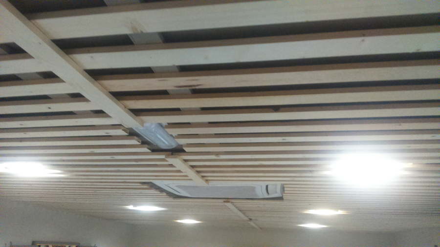 Detalle de Techo decorativo rastrelado