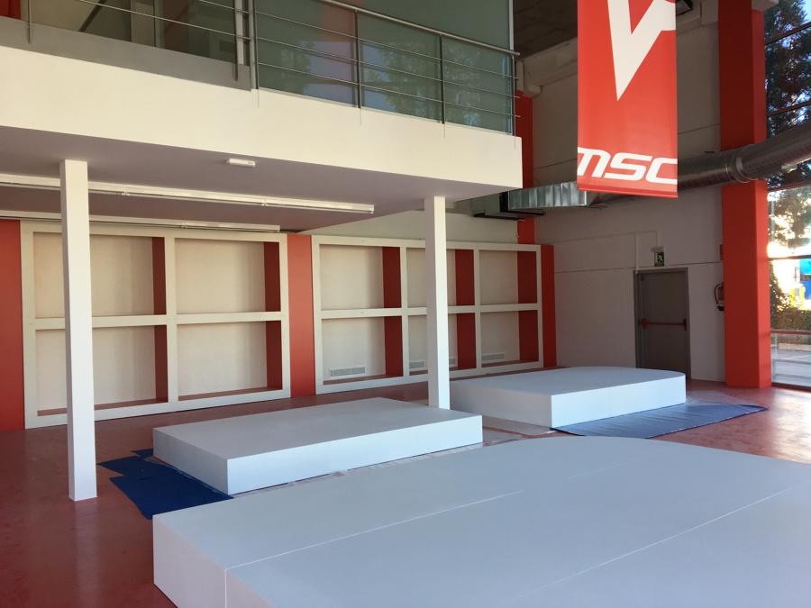 Detalle de tienda bicicletas acabada antes de limpiar