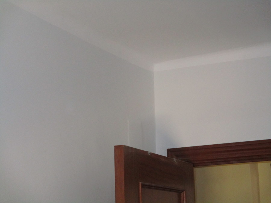 Detalle de unión entre techo y pared de dormitorio.