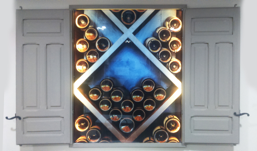 Detalle de ventana con panel retro iluminado.