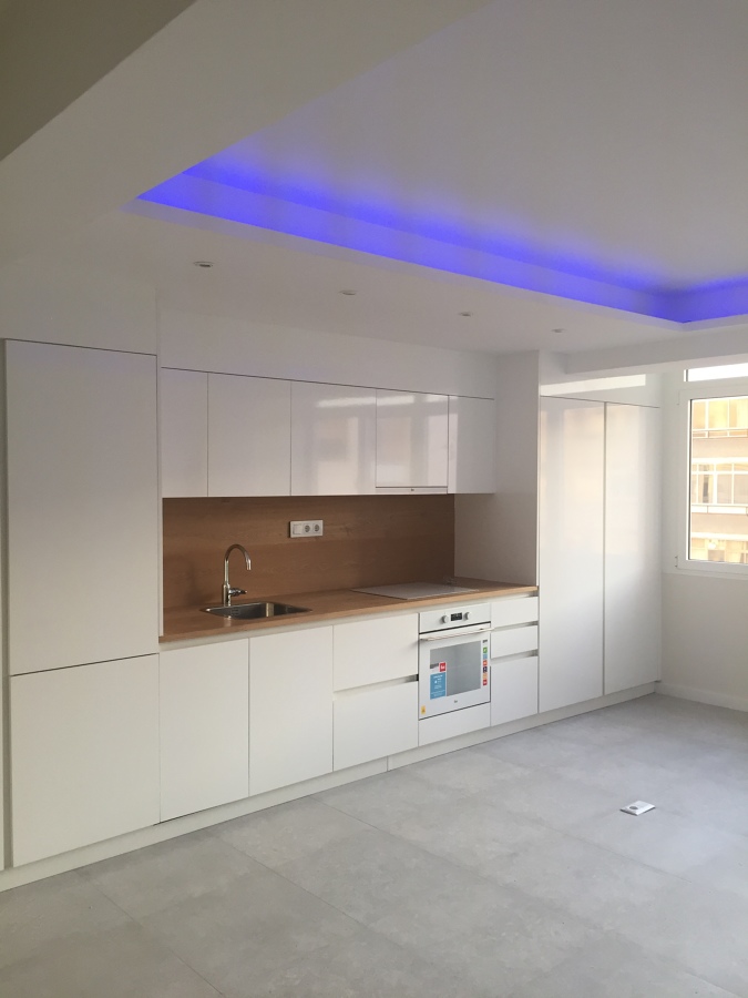 DETALLE DE ZÓCALO BLANCO Y VITROCERAMICA BLANCA