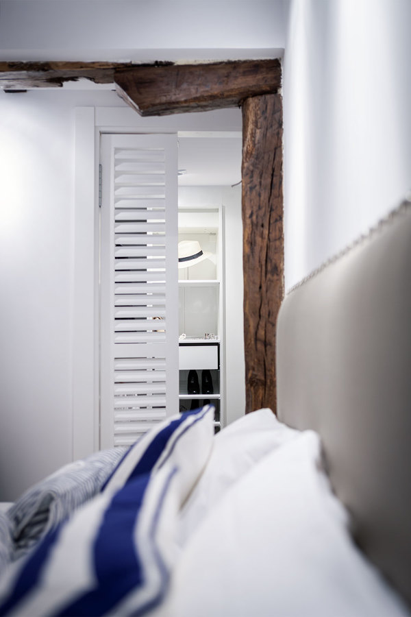 Detalle del acceso al vestidor en habitación princial