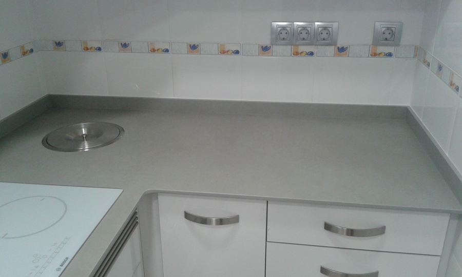 detalle del basurero encastrado