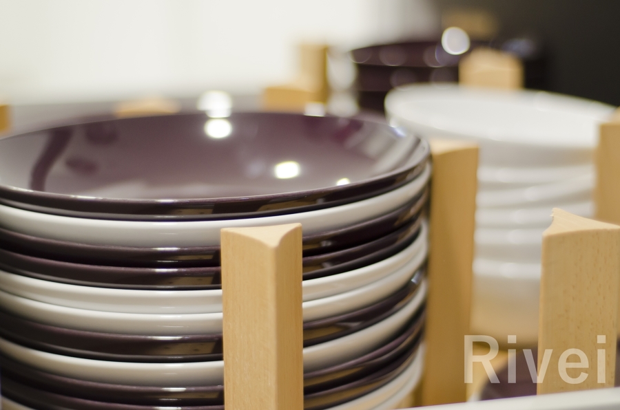 Detalle del organizador de platos y cazuelas