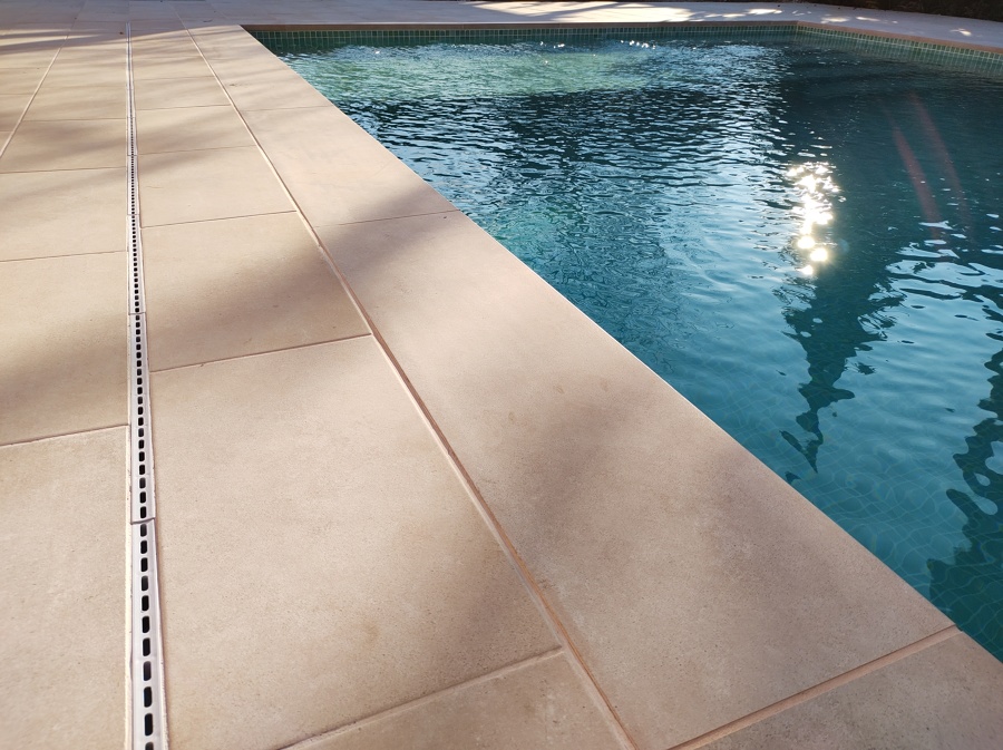 Detalle del pavimento con canaleta pluvial decorativa. Urban Beige de Gres de Aragón.