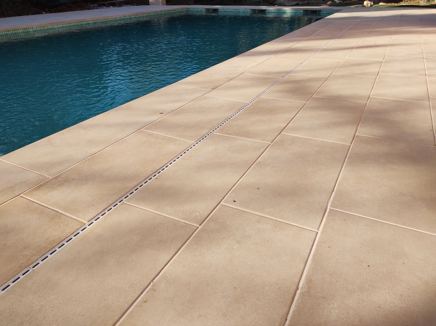 Detalle del pavimento con canaleta pluvial decorativa. Urban Beige de Gres de Aragón.