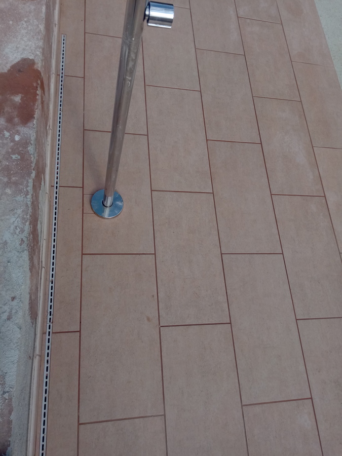 Detalle del pavimento en la zona de ducha.