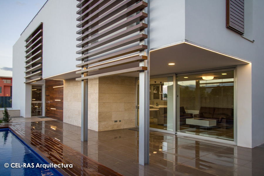 Detalle del pórtico y la piscina