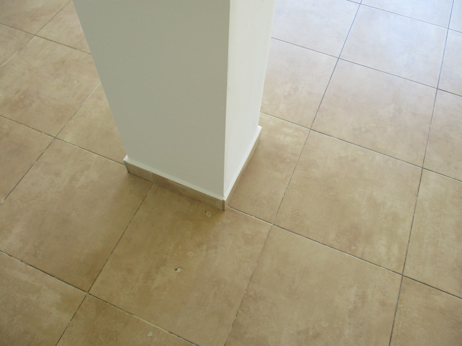 Detalle del rodapié dle pilar terminado.