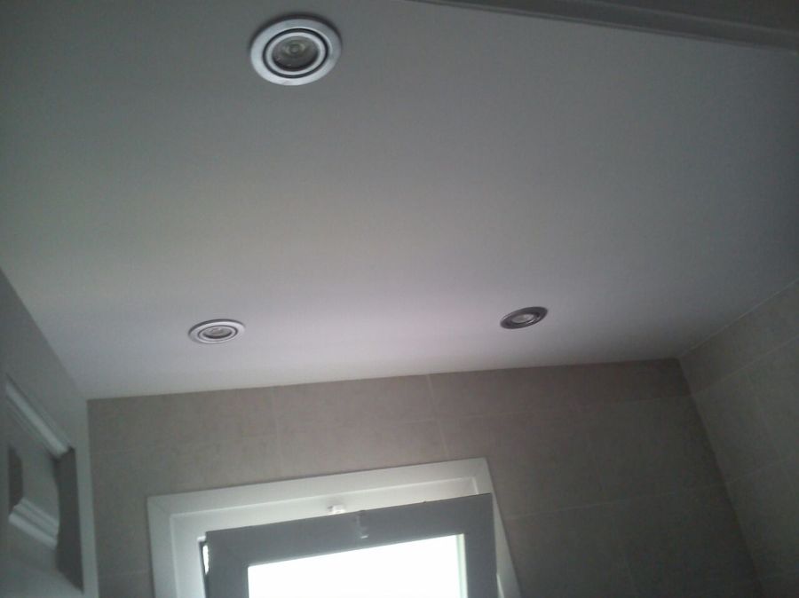 Detalle del techo con luminarias LED