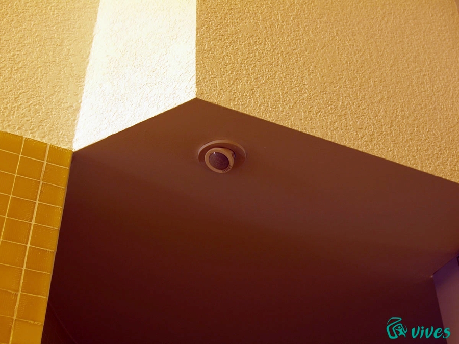 Detalle detector de movimiento iluminacion portal