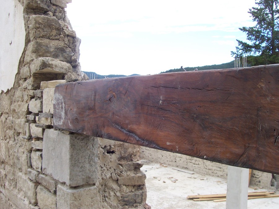 Detalle dintel de madera en ventana