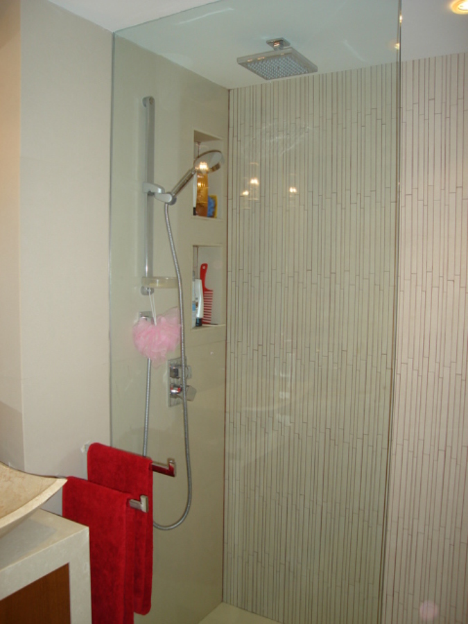 DETALLE DUCHA CON GRIFERÍA EMPOTRADA.