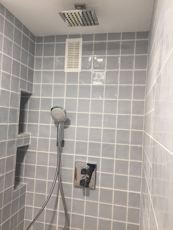 DETALLE DUCHA EMPOTRADA ASEO