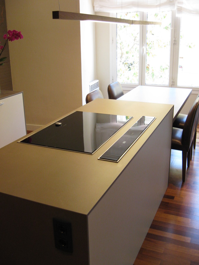 Detalle encimera con mesa integrada de Neolith
