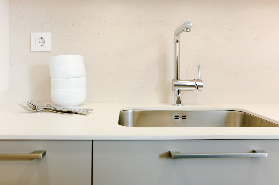 Detalle encimera y fregadero.