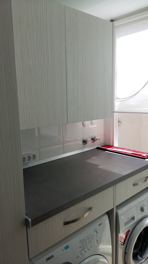 Detalle encimera y muebles altos