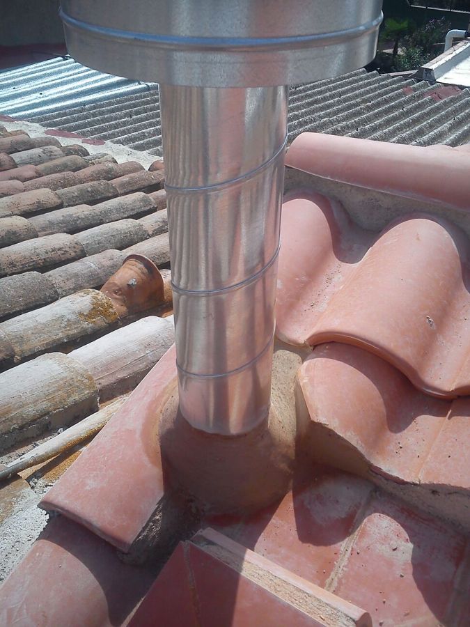 Detalle encuentro chimenea-cubierta