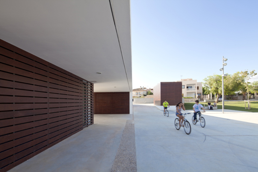 Detalle encuentro edificio y parque.