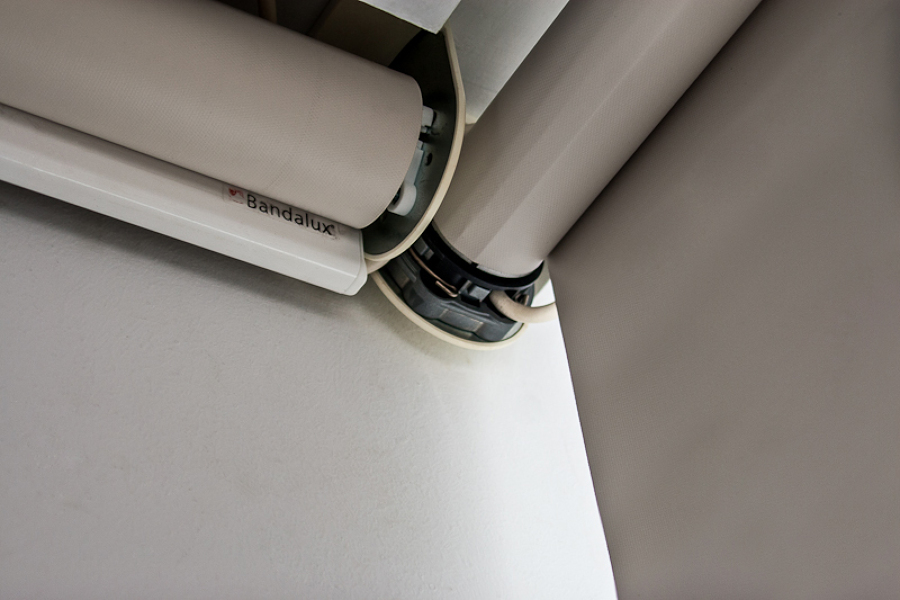 Detalle enrollable motorizado