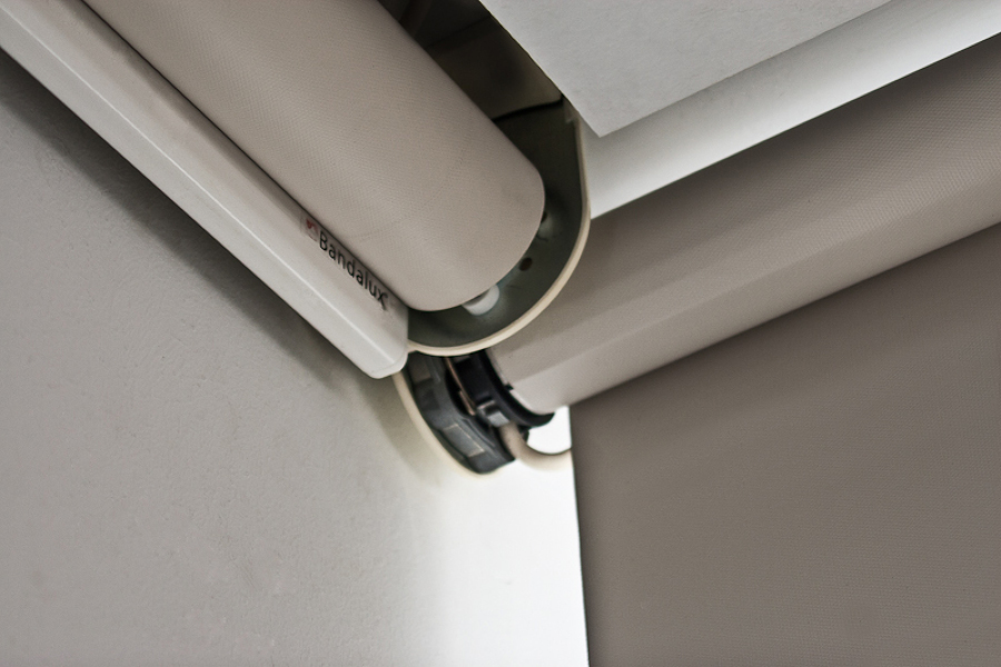 Detalle enrollable motorizado