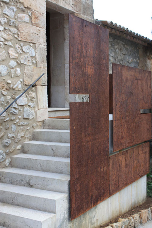 Detalle escalera acceso.