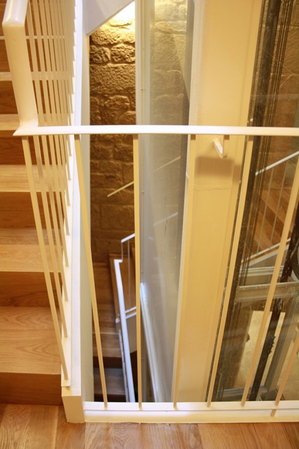 Detalle Escalera Ascensor Barandilla