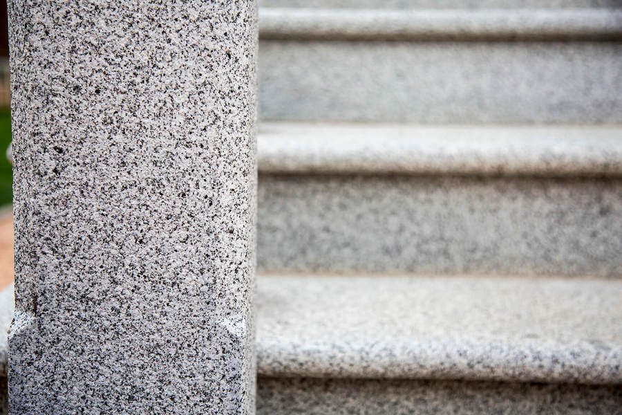 Detalle escalera granito
