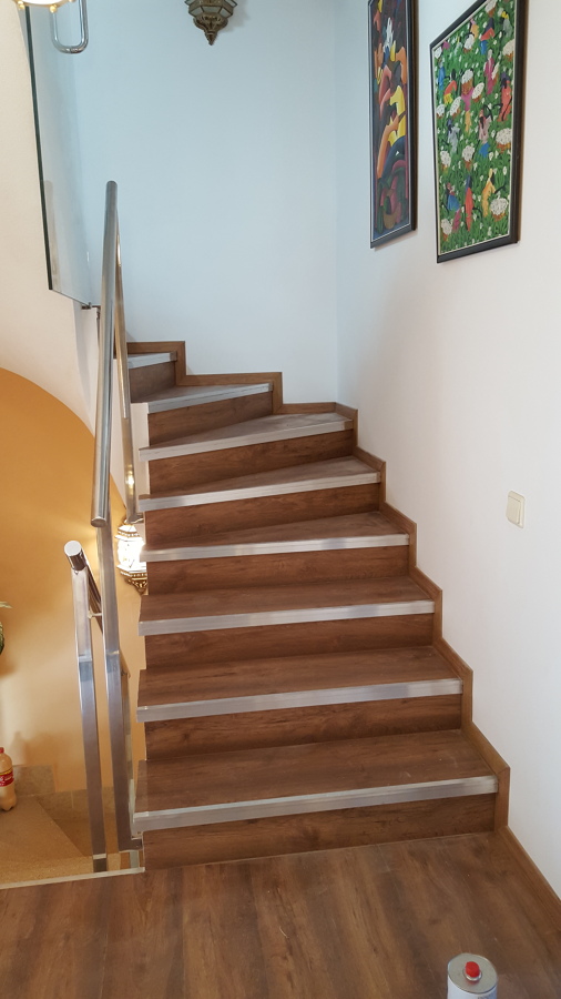 Detalle escalera y baranadilla de acero inoxidable