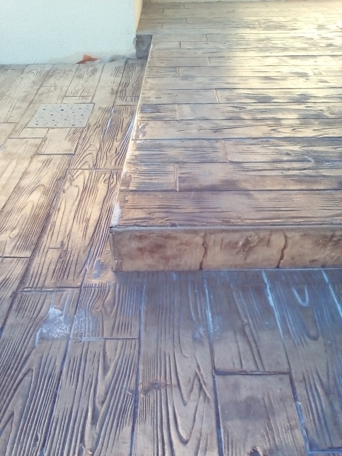 Detalle escalon impreso en madera y cenefa piedra