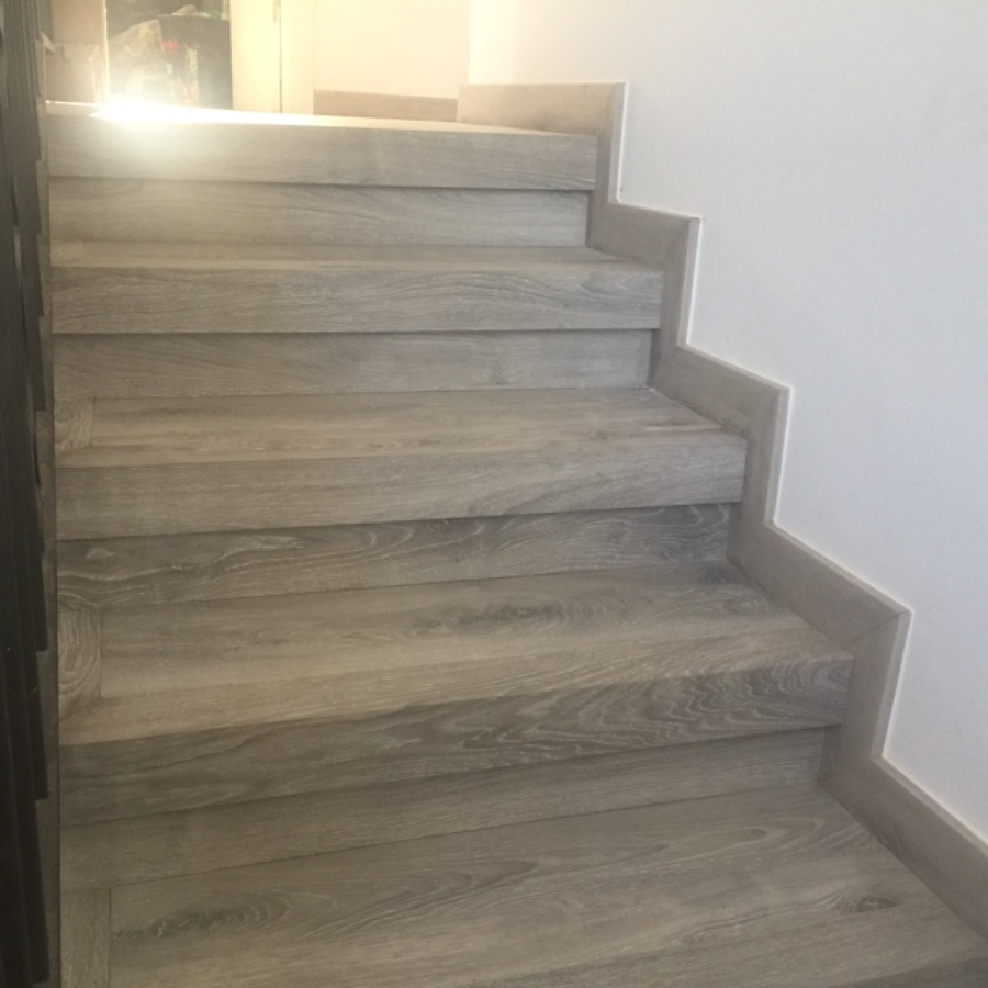 DETALLE ESCALONES YA FORRADOS