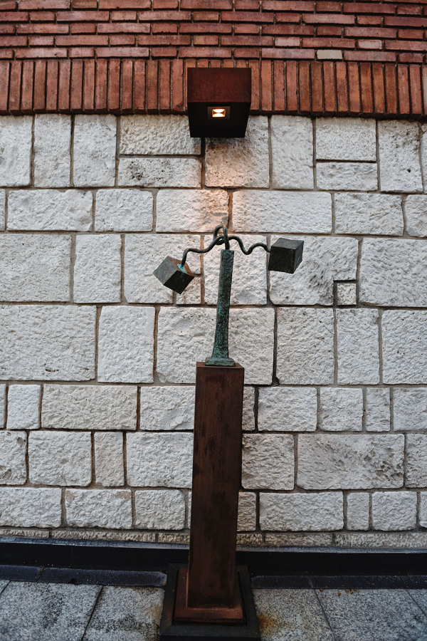 Detalle escultura iluminada