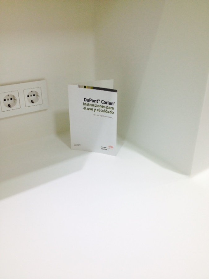 Detalle esquinas curvas ( Coving ) encimeras , traseras Corian .