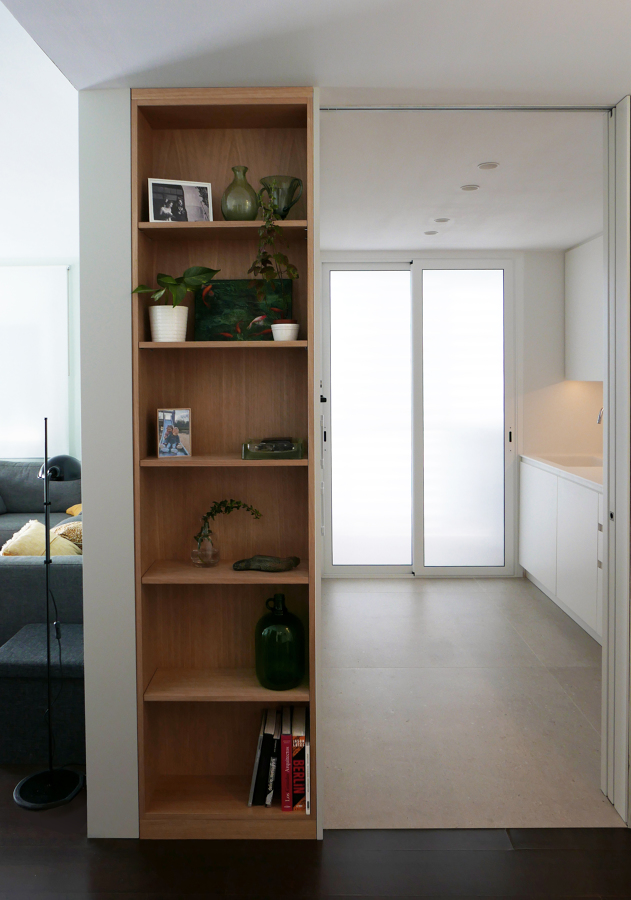 Detalle estantería. Cocina abierta al salón con corredera
