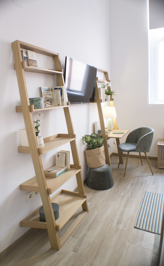 Detalle estantería y escritorio en salón