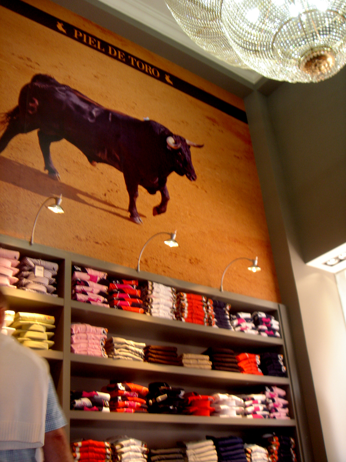 Detalle estantería y mural