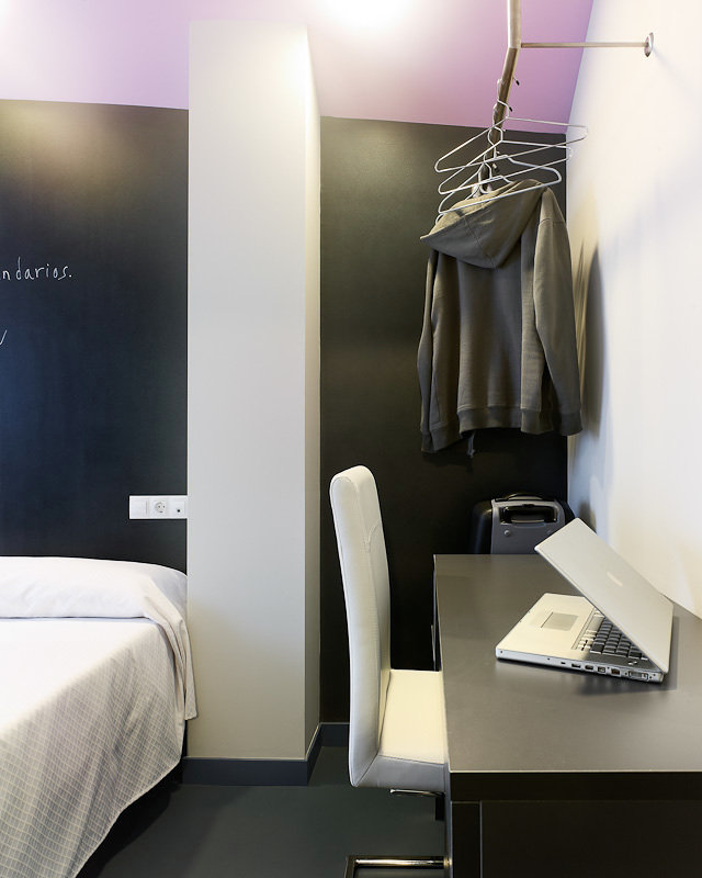 Detalle estudio y vestidor de habitación