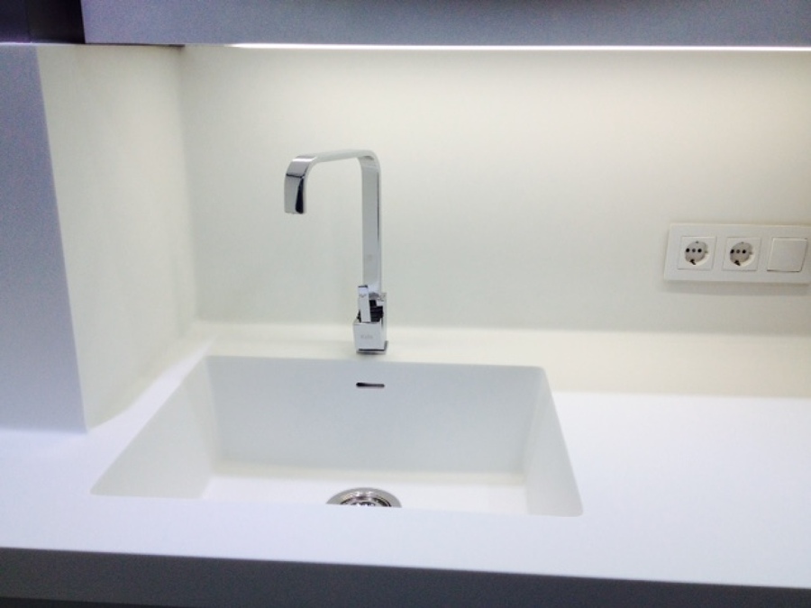 Detalle fregadero Corian integrado