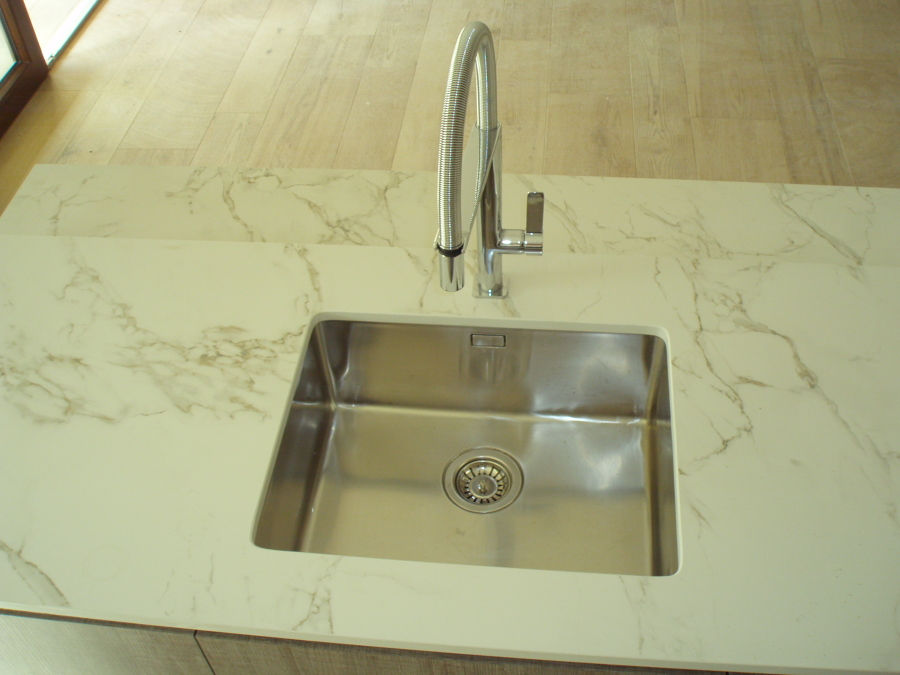 DETALLE FREGADERO, GRIFO Y ENCIMERA