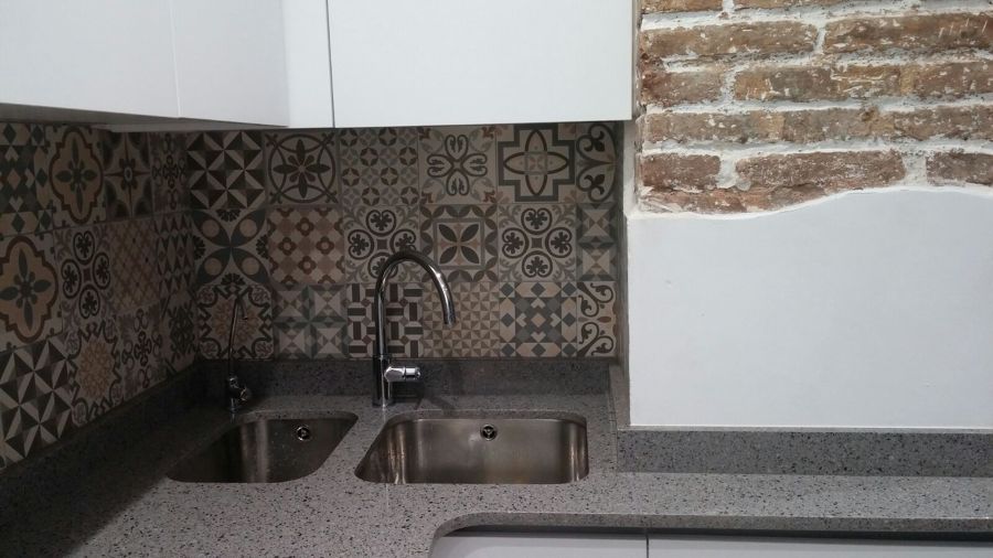 DETALLE FREGADERO Y CUBETA AGUA OSMOTIZADA