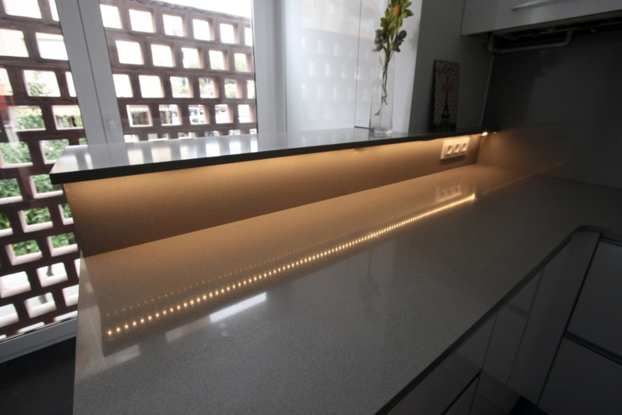 Detalle iluminacion bajo barra en la cocina