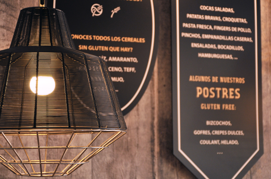 detalle iluminación cartelería rótulo pizarras