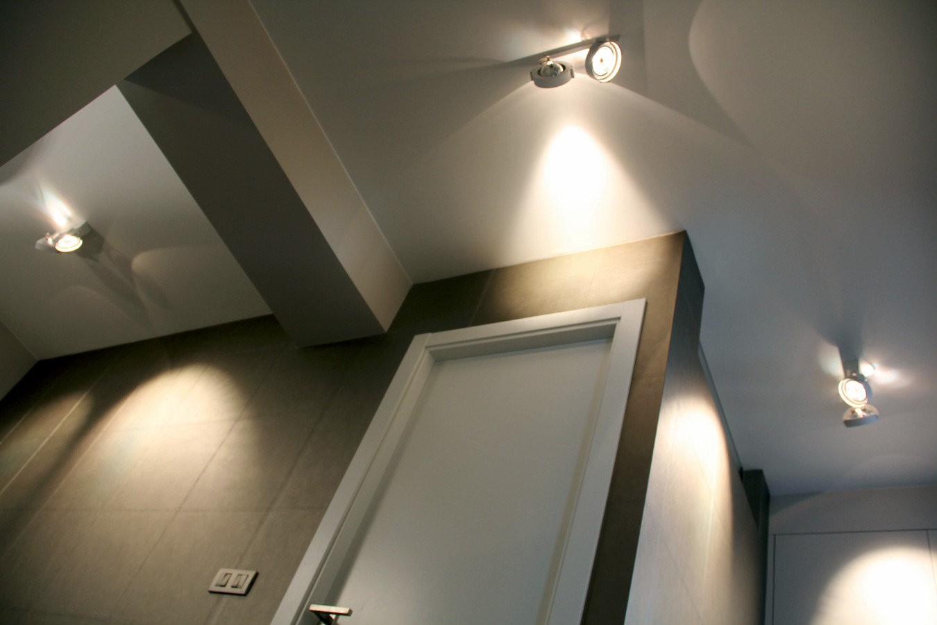 detalle iluminación pasillo