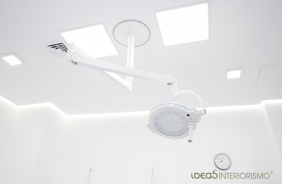 Detalle iluminación sala de injertos capilares