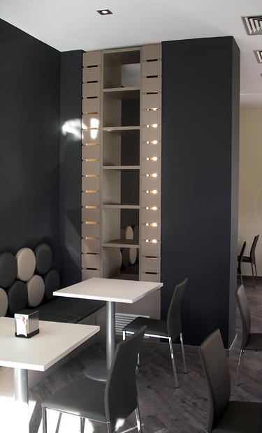 Detalle iluminación y banco 