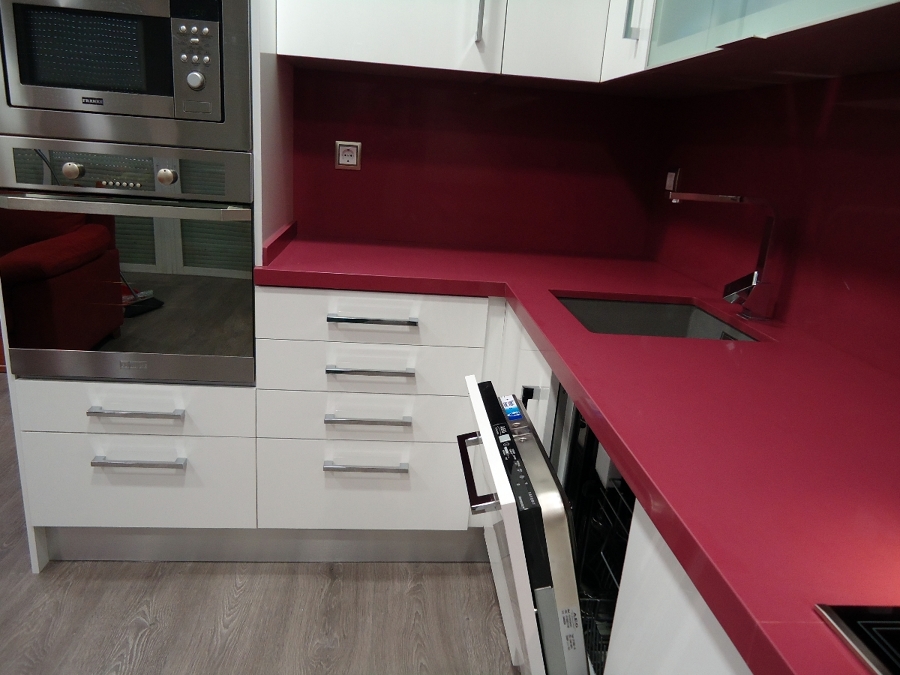 Detalle integración lavavajillas de 45cm. Detalle fregadero.